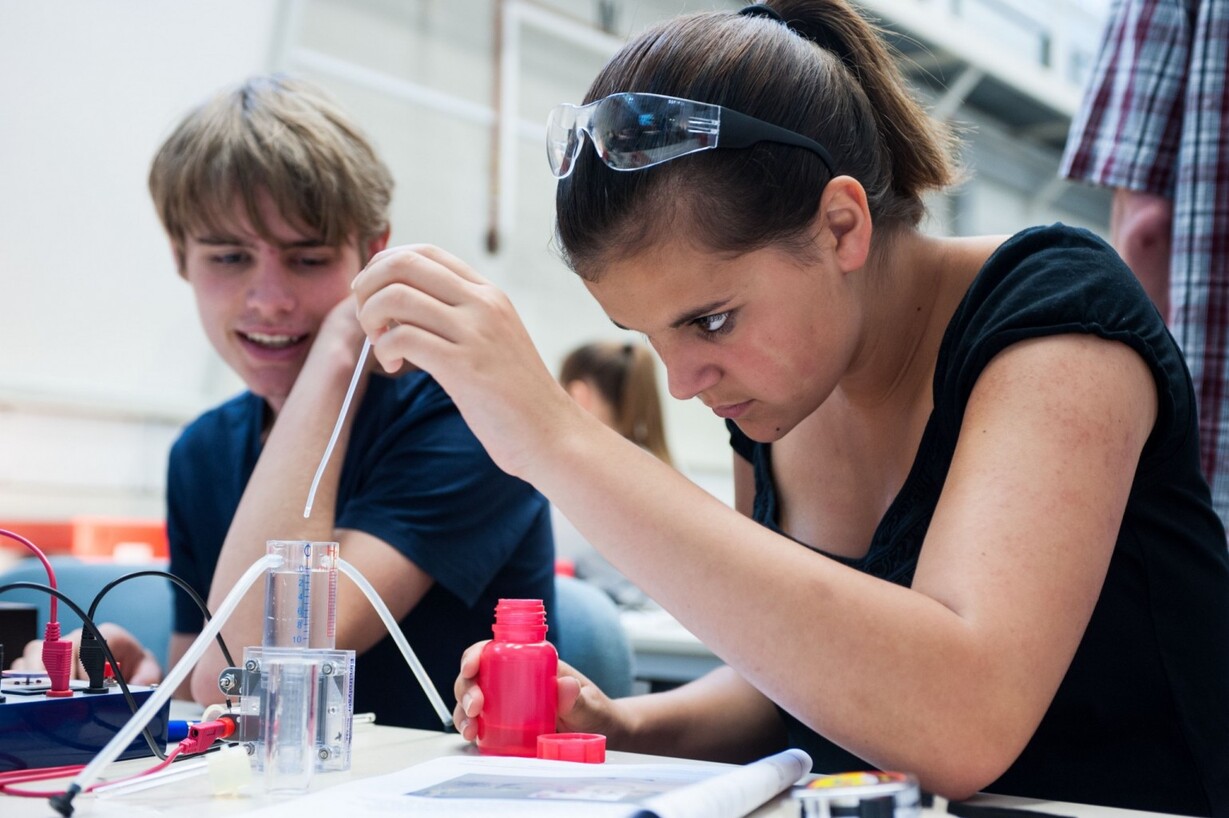 SchülerInnen experimentieren an Elektrolyseuren